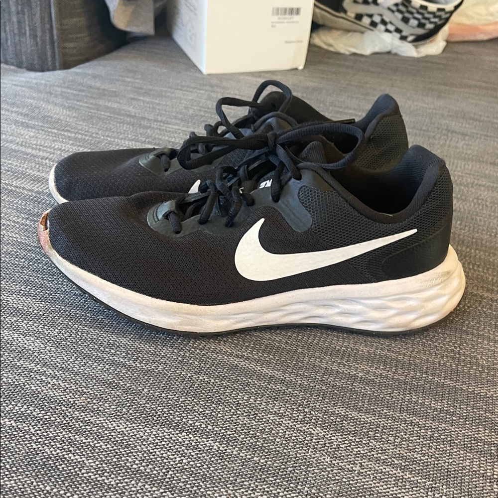 Nike Women's Black and White Athletic Shoes